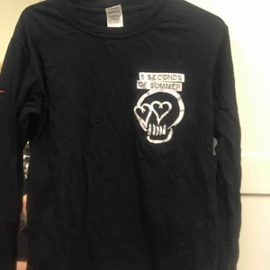  - 5 seconds of summer merch. Inte använd särskilt mycket. Kan mötas upp i Skåne (gärna Lund/Malmö) annars står köparen för frakt. 