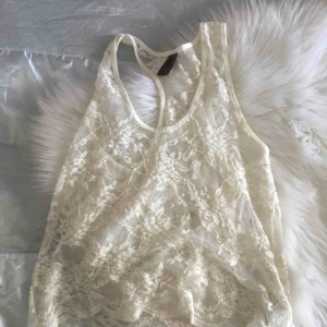  - Jättesöt spetstopp från Vero Moda. 🧚🏼‍♀️✨ Aldrig använd utan endast provad i butik! 