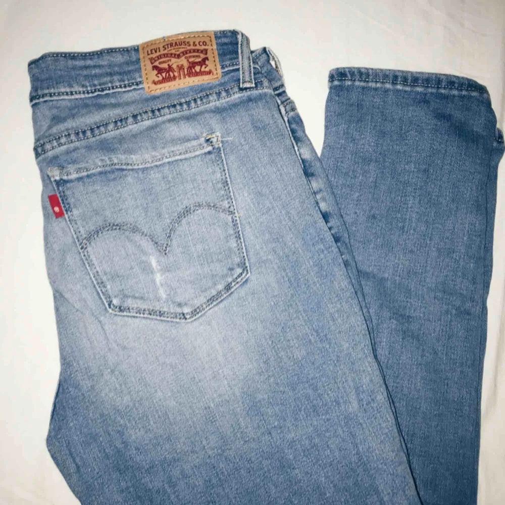 Skinny levis jeans med slitningar på knäna. Sparsamt använda. Pris kan diskuteras, frakt tillkommer 🌟. Jeans & Byxor.