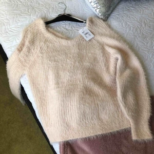  - Helt ny tröja med prislapp kvar ifrån bikbok! Nypriset var 349kr. Köparen betalar frakt ☺️