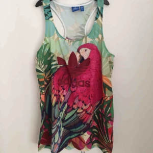  - Ett linne från Adidas i härliga färger.