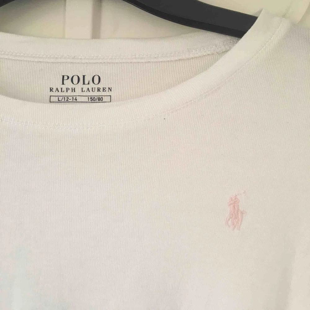 Vit basic långärmad tröja från Polo by ralph lauren. Köpt på barnavdelningen men motsvarar en XS. Kan mötas upp i Stockholm, annars står köparen för frakt💞. Toppar.