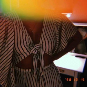  - Helt ny skitsnygg byxdress från ASOS. Säljer pga att den är lite stor för mig och att jag inte hann skicka tillbaka den i tid. Alltså - aldrig använd.