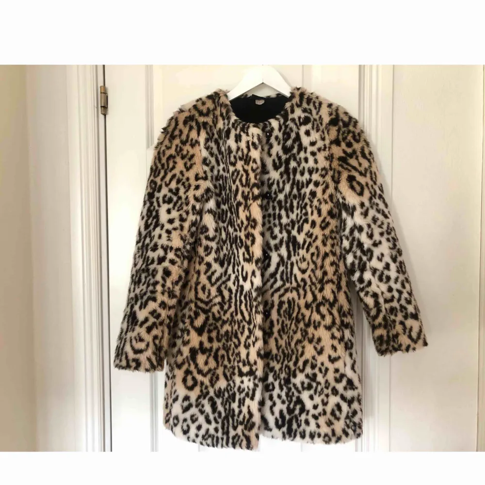 Pälsjacka från H&M i leopardmönster. Använd fåtal gånger, i jättefint skick. Storlek 32, passar mig som är en XS/34. . Jackor.