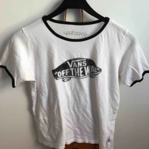  - Oanvänd t-shirt från märket Vans, äkta, frakt är inkluderat 