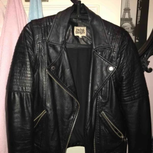  -  Twist & tango äkta skinnjacka  Ej sönder, avtagbara armar, unika detaljer  Frakt tillkommer . 