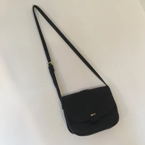  - väska med perfekt strl för att platsa det viktigaste & därtill. gulddetaljen är smått missfärgad, men i övrigt är den som ny. hämtas i sthlm eller skickas om du betalar frakt. säljer massor (kmr mycket nytt i dagarna), mängdrabatt finnes! 