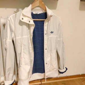  - Adidas, tunn jacka. Sitter som en XS-S. Lite prassligt tyg och ett lager tunt foder. Säljes i befintligt skick. Köparen står för frakt. 