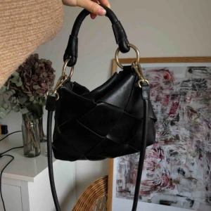  - Superfin väska från &other stories, köpt för 1OOOkr. fint skick!  