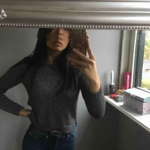  - Cool metallisk stickad tröja med dragkedja där bak⛓ frakt 30kr