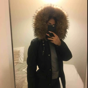  - Jätteskön och fin Hollies Livigno jacka som är i bra skick. Har haft den i ett par år men den är som ny. Finns inga som helst fel eller brister med jackan. Enda som är bytt är dragkedjan. Köparen står för frakt annars möts jag i Göteborg. 🌸