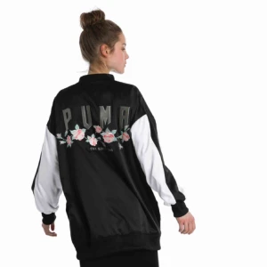  - PRIS KAN DISKUTERAS VID SNABB AFFÄR! Helt oanvänd oversized bomberjacka från Kenzas kollektion tillsammans med Puma. Inköpt för 1100 kr säljes för 800kr. Säljes pga ingen användning för den, skriv vid frågor och om ni skulle vilja ha mer bilder på den. 🌸