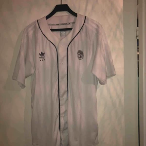  - Adidas t-shirt isch, från röda korset, storlek L, 100 kr + frakt 🌸