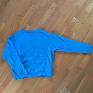  - Blå supermjuk tröja från H&M - Frakt tillkommer 