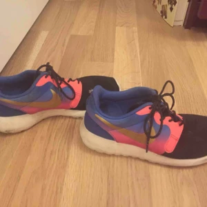  - Något slitna,saknar sula. OBS! Säljer endast till personer som kan ta sig till Helsingborg för att köpa, skickar inget via post.