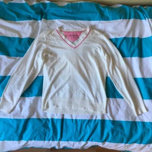  - Säljer en fin golf pullover från Lobster Sports! Toppskick då den aldrig använts, men lappen finns tyvärr inte kvar. Materialet är mjukt och ganska tunt. Jag tar Swish och kan mötas upp i Stockholm/Lidingö, eller skicka tröjan men då tillkommer frakt! 