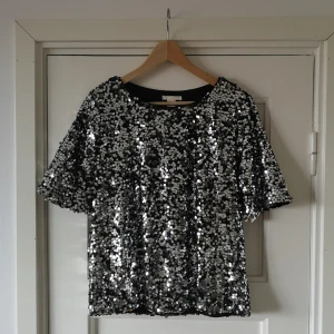  - En paljettröja är väl ändå drömmen ✨ använd vid två tillfällen men är fortfarande i nyskick. 