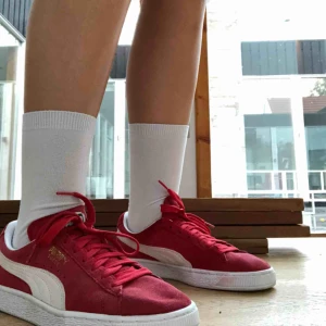  - Ett par puma suede i röd i fint skick. Inköpta för 599kr. Har några mindre missfärgningar på dom vita ställena men inget man tänker på. Har inte kvar original lådan. Möts upp eller så står köparen för frakt. 