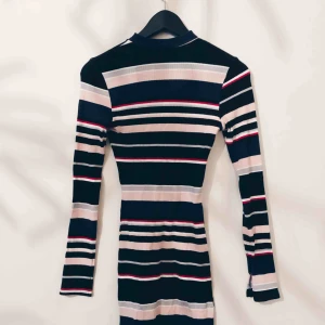  - Mellanlång klänning från HM. Skickas mot frakt eller möts upp i centrala STHLM.