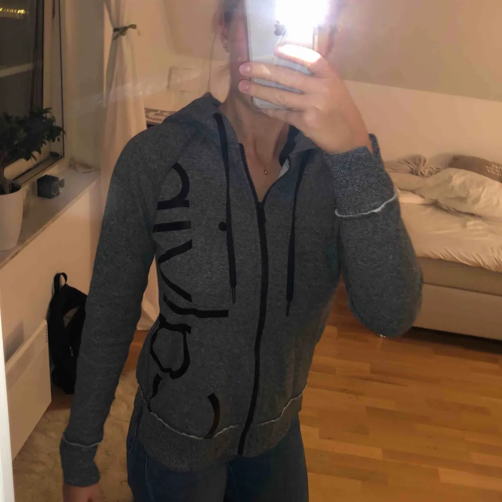 Säljer min superfina Calvin Klein hoodie då den tyvärr  inte kommer till användning. Fraktar och tar endast betalning via Swish! Tröjan har en krage som går att dra upp en bit på halsen (se bild 2)! Fraktar mot betalning! . Hoodies.