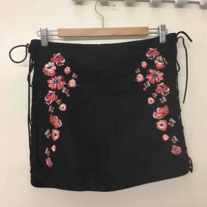  - Supersnygg kjol från HM säljer på grund av används för lite :( Storlek 40 (men väldigt tight passar mig som e 38) Möts i Sthlm innerstad 