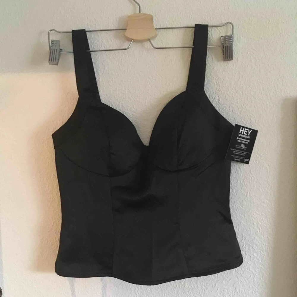 Sååå snygg bustier-topp från Nelly Trend. Storlek 36. Alla lappar är kvar, aldrig använd. Nypris 249kr Säljer den för 100kr+frakt. Toppar.