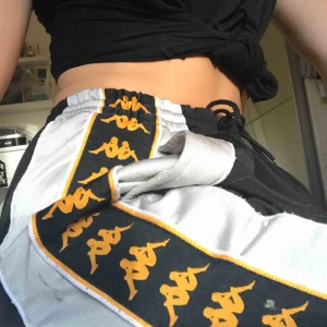  - Unika kappa byxor köpta på second hand, älskar dehär byxorna så vill inte sälja om jag ej får rätt mängd pengar för de:( fint skick! Frakt inkluderat💖