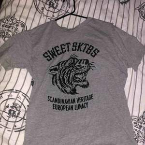 En grå sjukt snygg tshirt ifrån Sweet SKTBS i storlek M, säljs pga att den aldrig kommer till användning längre! Betalning sker via swish och köparen står för frakten!💋