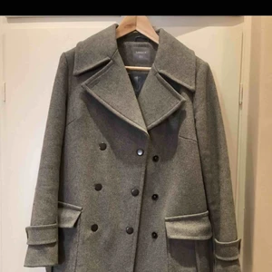  - Oanvänd kappa från Lindex storlek M  Nypris 1000 kr Kunden står för frakten