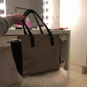  - Handväska från HM i bra kvalité bara använd några gånger (köparen står för frakten) 