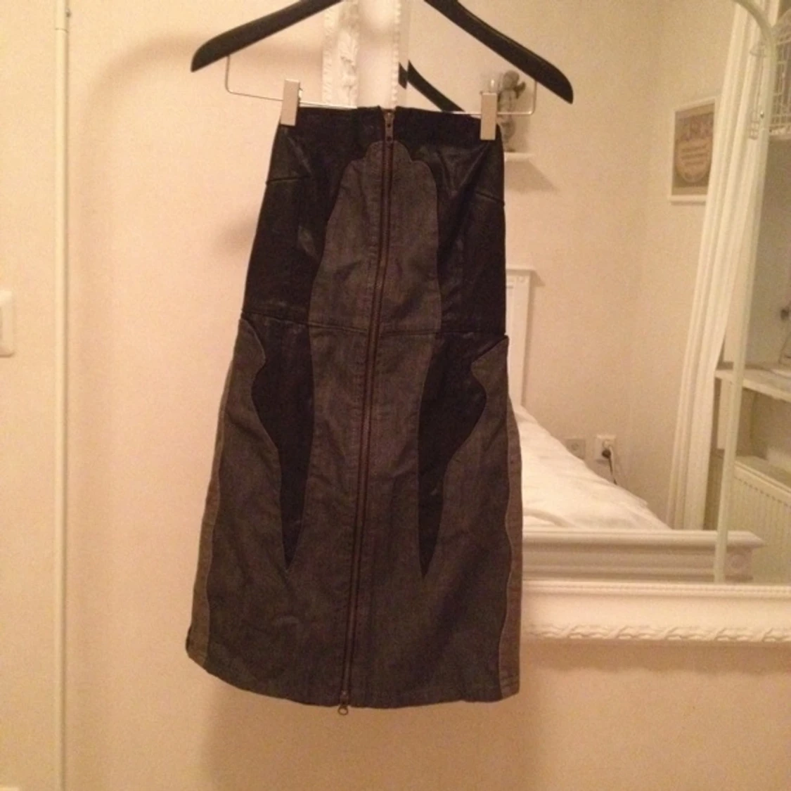 Klänning med skinnliknande detaljer. Prislapp kvar. Aldrig använd. Nypris 699 kr  - 1395012805