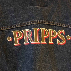  - Pripps reklamjacka från 90-talet. Trevligt skick. Kvalitetstryck. Partyjacka perfekt för festival 2019. 🔥🍺🍺🍺