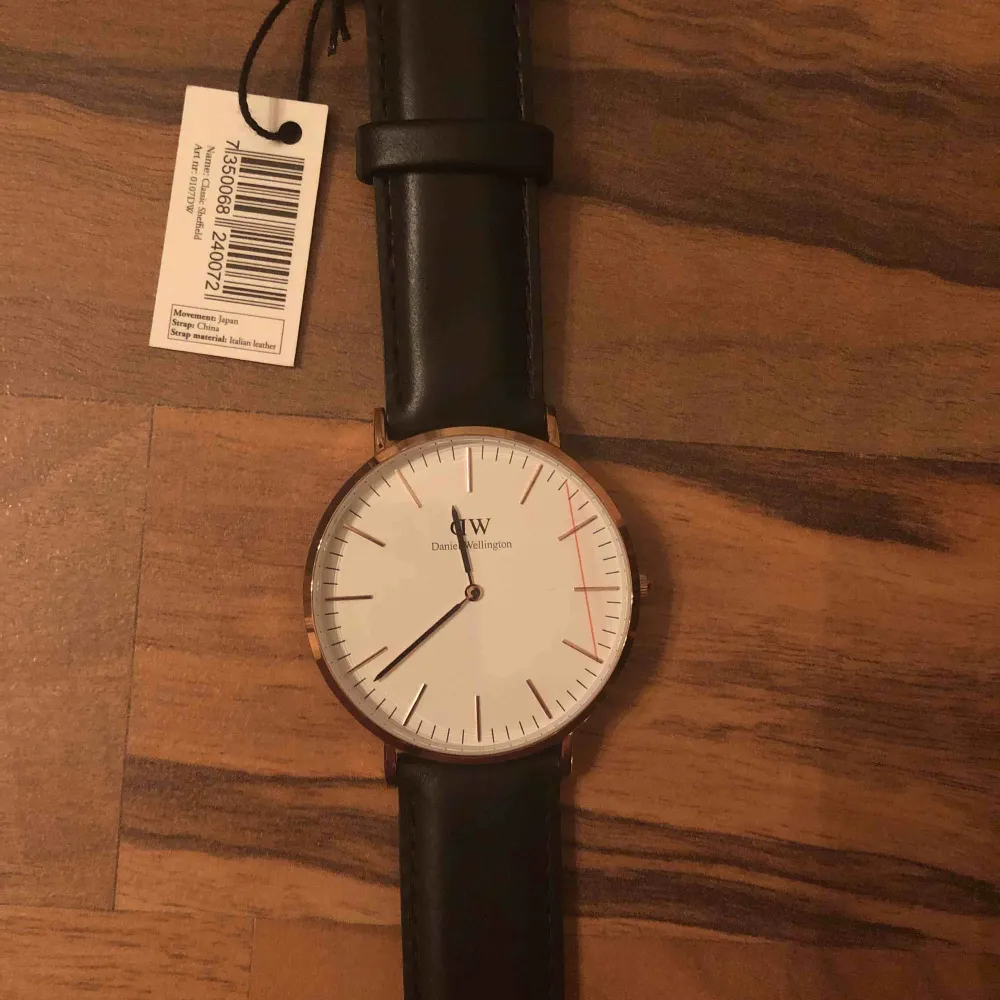 Helt oanvänd DW klocka med extra armband om man inte gillar italiensk läder. Klockan är rosé-guld och modellen är ”Classic Sheffield” nypris är 1800kr. Accessoarer.