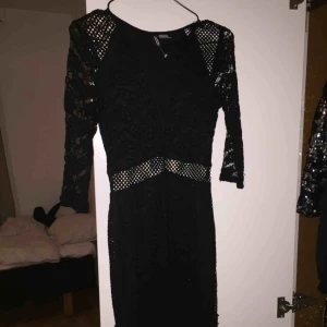  -  Säljer en svart klänning ifrån H&M pga för liten  Använd endast en kväll