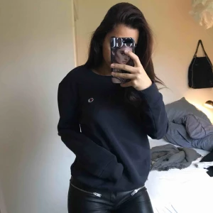  - Passar s/m, sitter lite mer tajt om man är en M. Använd två gånger så i princip som ny, från champion. 