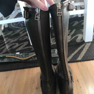  - Bruna Johnny bulls i väldigt fint skick inga hål osv 400 plus frakt om de ska skickas :) 