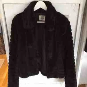 - Hjälp mig att ge denna fusk päls ett nytt liv! Jackan är i ett gott skick och går att knäppa med "krokar". Storlek Medium, men kan även passa någon med storlek small :) 