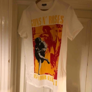  - Guns N Roses i Nyskick, endast provad. Medium. Kan hämtas i Uppsala eller skickas mot fraktkostnad 
