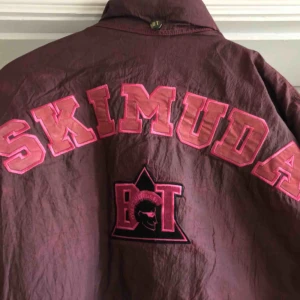  - Sjukt fet vintage täckjacka / skidjacka från Bermuda Triangle Skimuda - 90-tal. Tagsen kvar NOS. 
