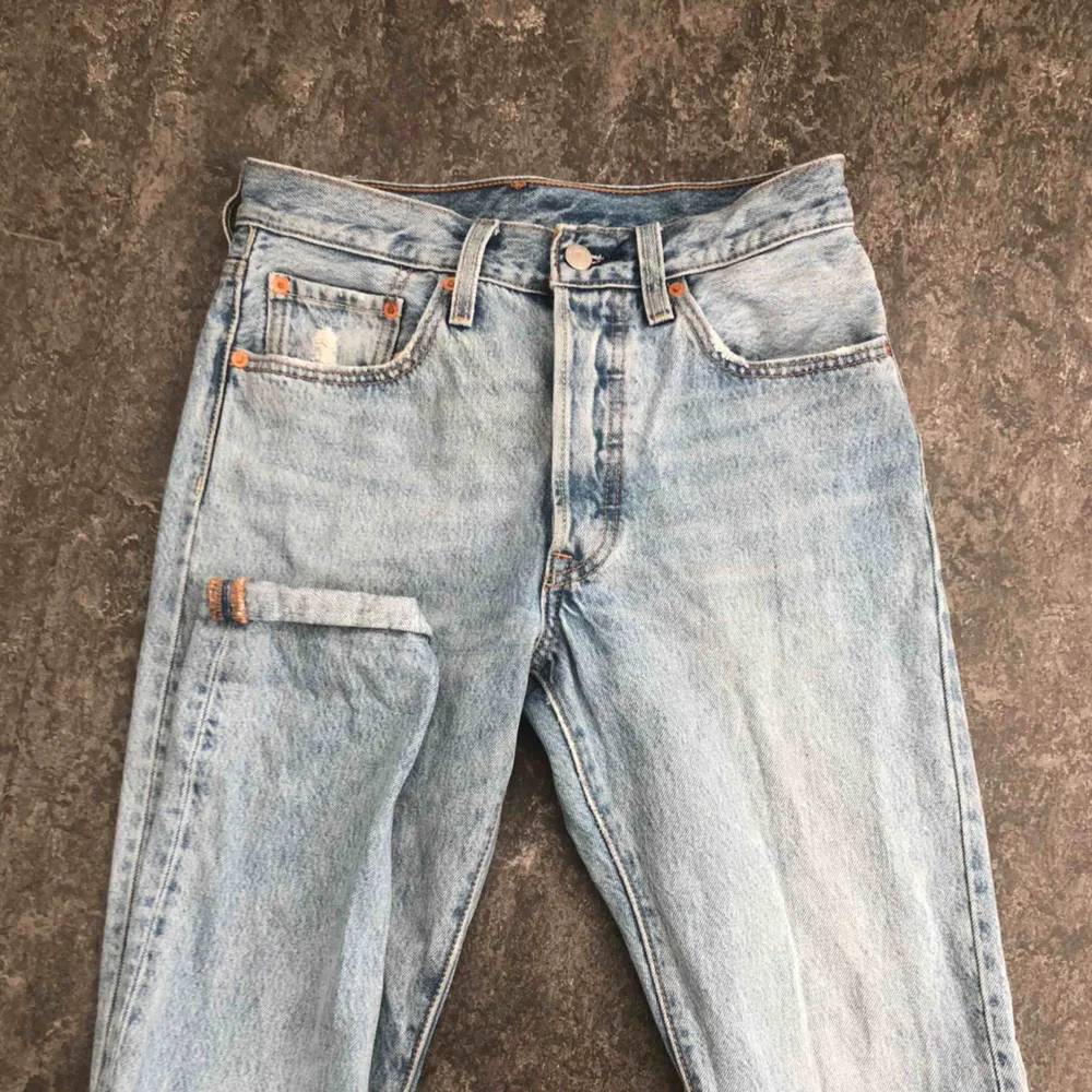 Säljer mina Levis 501 Skinny för att de blivit för små, kan mötas upp i Sthlm. W26/L32 , knappgylf. Jeans & Byxor.