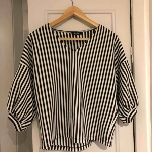  - Fin och skön tröja som aldrig kommer till användning. Storlek S, sitter ganska pösigt på mig, och passar även M/L.