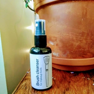  - Spray som rengör sminkborstar. Påbörjad, men säljer på grund av platsbrist.