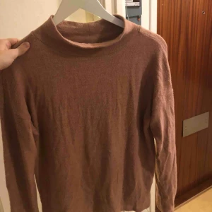  - Gammelrosa tröja, sparsamt använd i fint skick. Priset är inklusive frakt, betalning via swish 💃🏽