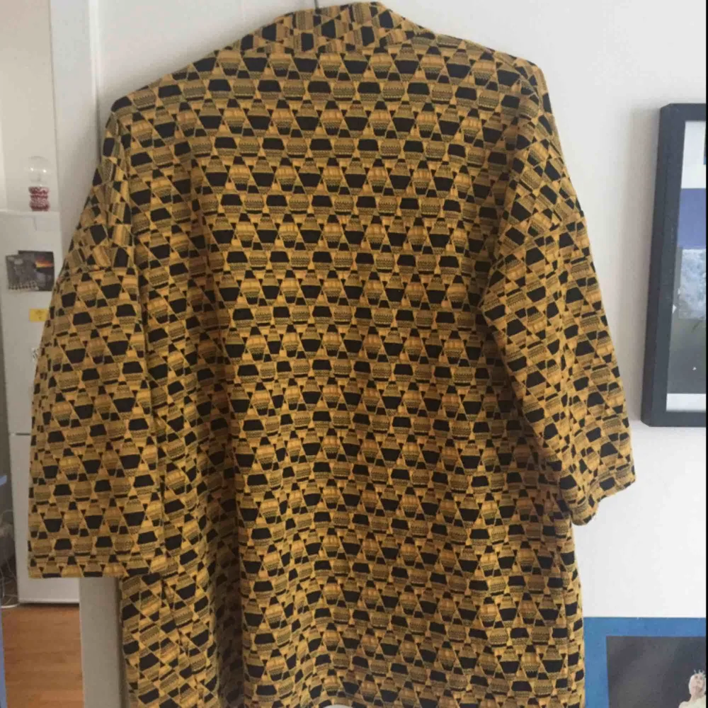 Superfin Kimonoliknande tröja från Urban Outfitters. Stl S, men passar en medium också. Sparsamt använd, och i fint skick! Har fickor.  250 inkl frakt :) . Tröjor & Koftor.