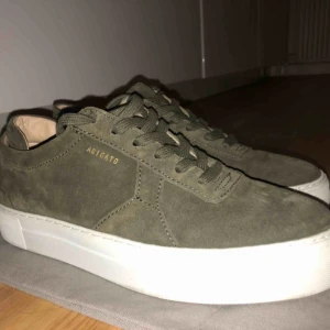  - Nya och använda 2 gånger. Axel Arigato Platform Sneaker storlek 40. Inklusive frakt i priset!