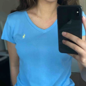  - V-ringad t-shirt från Ralph Lauren är strl L i barnstorlek men motsvarar XS/S.  Säljes då den ej kommer till användning.   Frakten ingår i priset😊