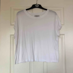  - Vit topp från Zara. Frakt 19 kr🌿