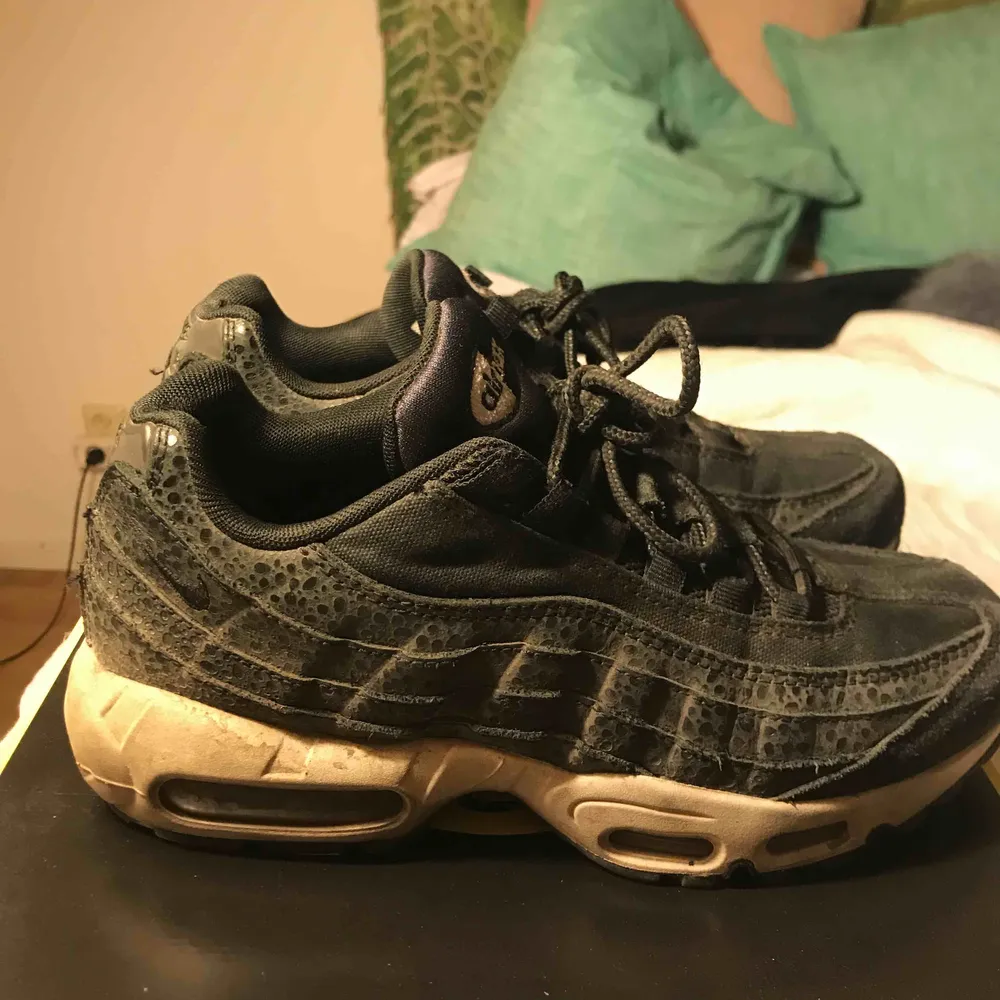 Säljer mina svarta Air max 95, skorna är väl använda men har inga slitningar den vita sulan är ganska smutsig och därav priset :)) Köpta på sneakers and stuff . Skor.