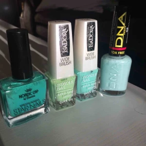  - Nagellack 10 kr/st. Säljer en hel del nagellack i härliga blåa, turkosa och gröna färger bla, majoriteten oanvända, övriga endast ngn enstaka gång. Mängdrabatt! De till höger i sista bilden skimrar fint! Även de två stora i mittenbilden :) 