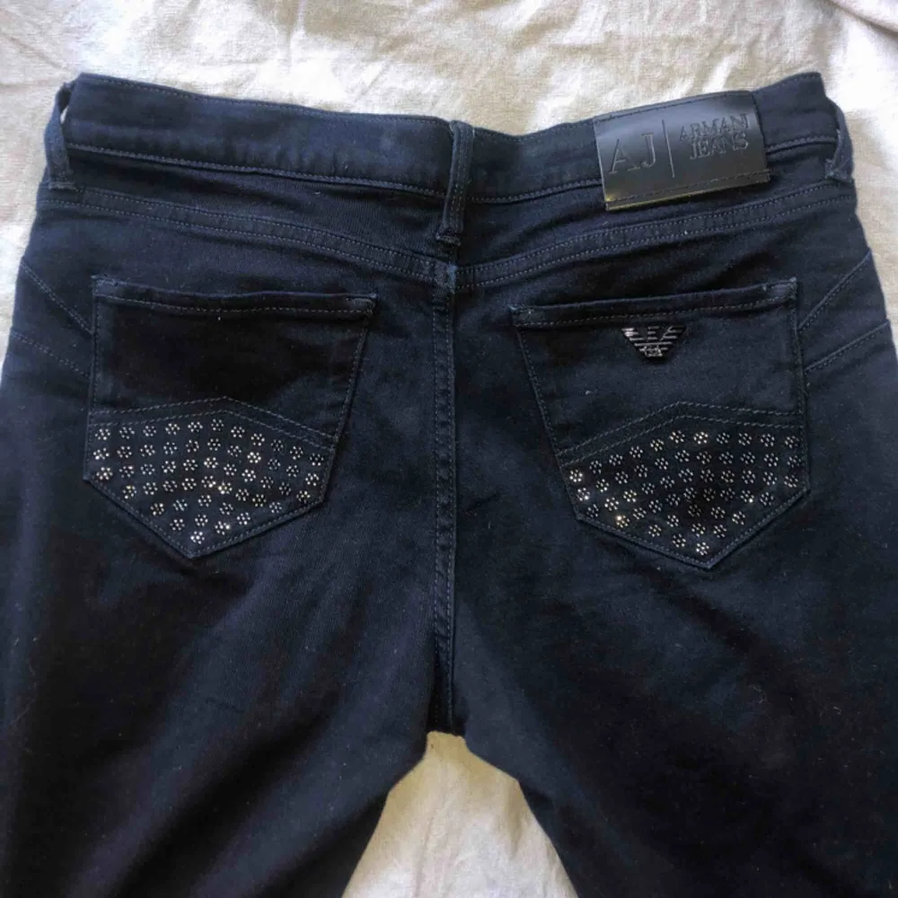 Säljer Armani jeans. Helt äkta och aldrig använda pga för små för mig. 1899 nypris. Hör av er så kan vi diskutera pris🤤. Jeans & Byxor.